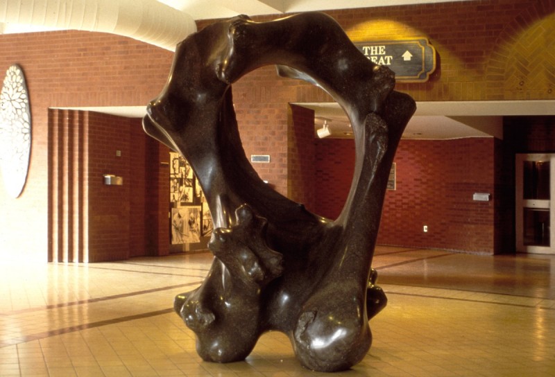 N° 74 Ocean Bone / Œuvre d'océan, Market Square, Saint John, N.-B., 1983. Photo Dennis Mills. h = 225 cm